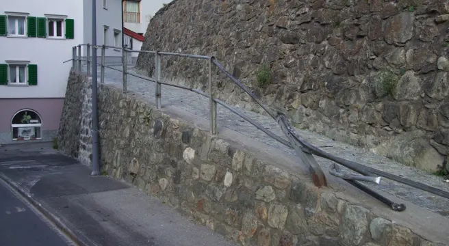Auto überschlägt sich in Disentis/Mustér