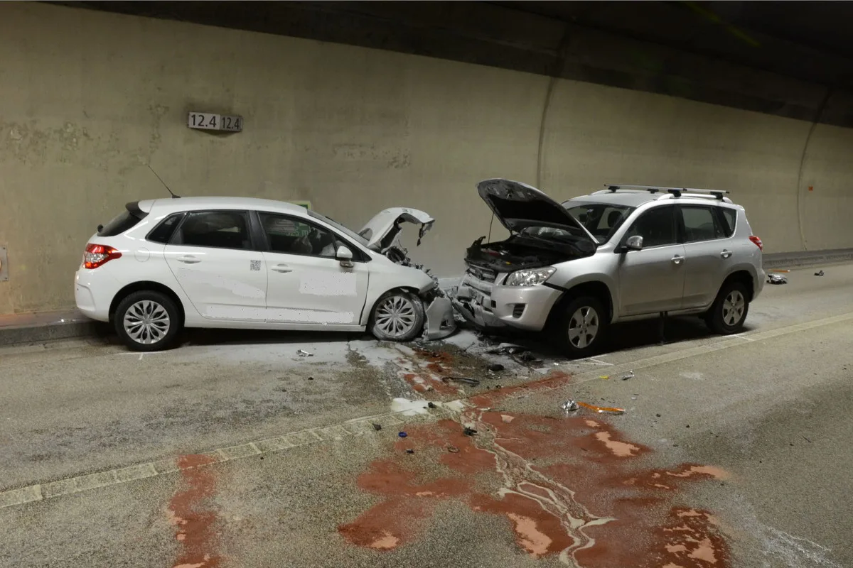 Sissach BL - Frontalcrash im Chienbergtunnel fordert drei Verletzte