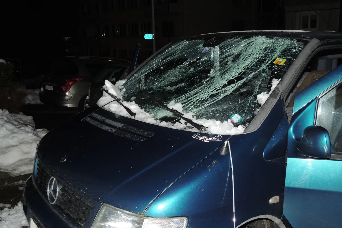 St. Gallen: Dachlawine kracht auf Auto