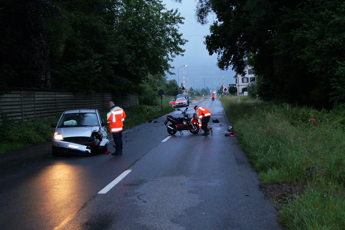Gams: Schwerer Crash zwischen Auto und Roller - Zeugenaufruf