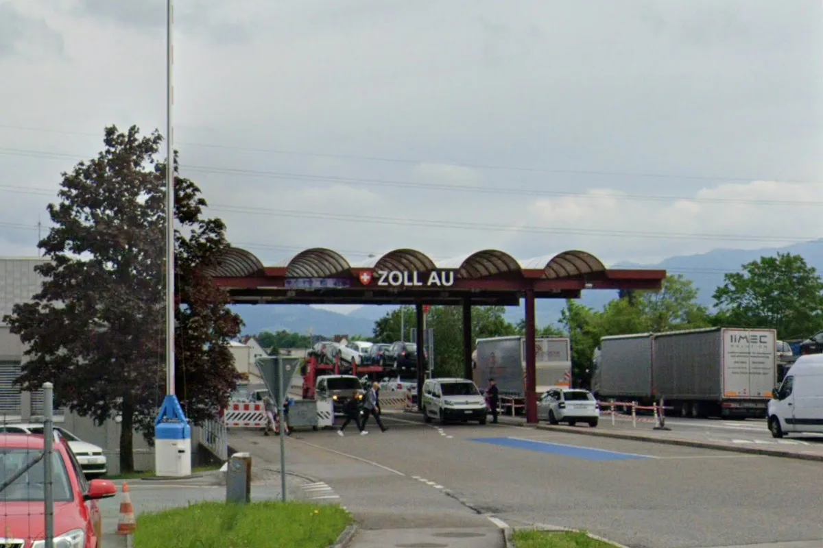 Flucht bei Zollkontrolle in Au SG – Mann schwimmt durch den Rhein
