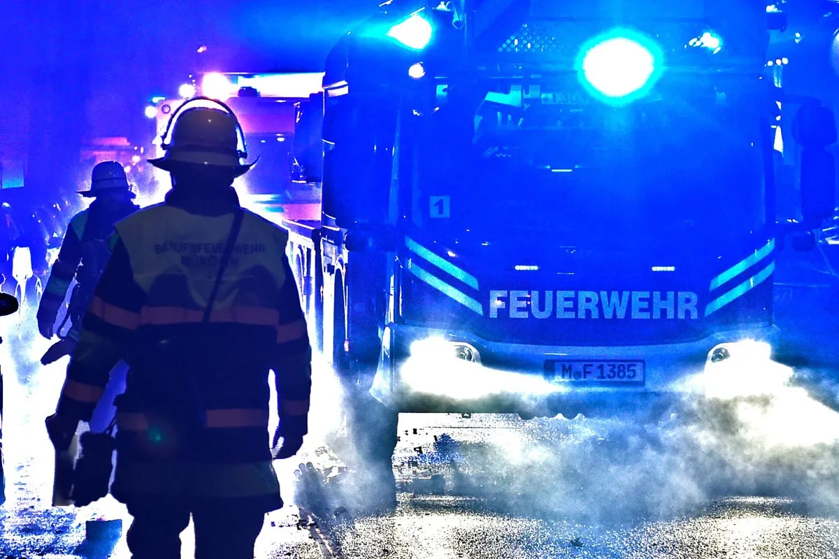 Bezirk Mödling - Autos gingen nach schwerem Unfall in Flammen auf
