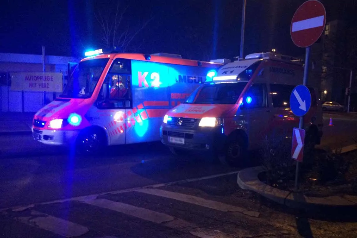 Haag - Bus mit 14 Insassen kracht gegen Hallenwand