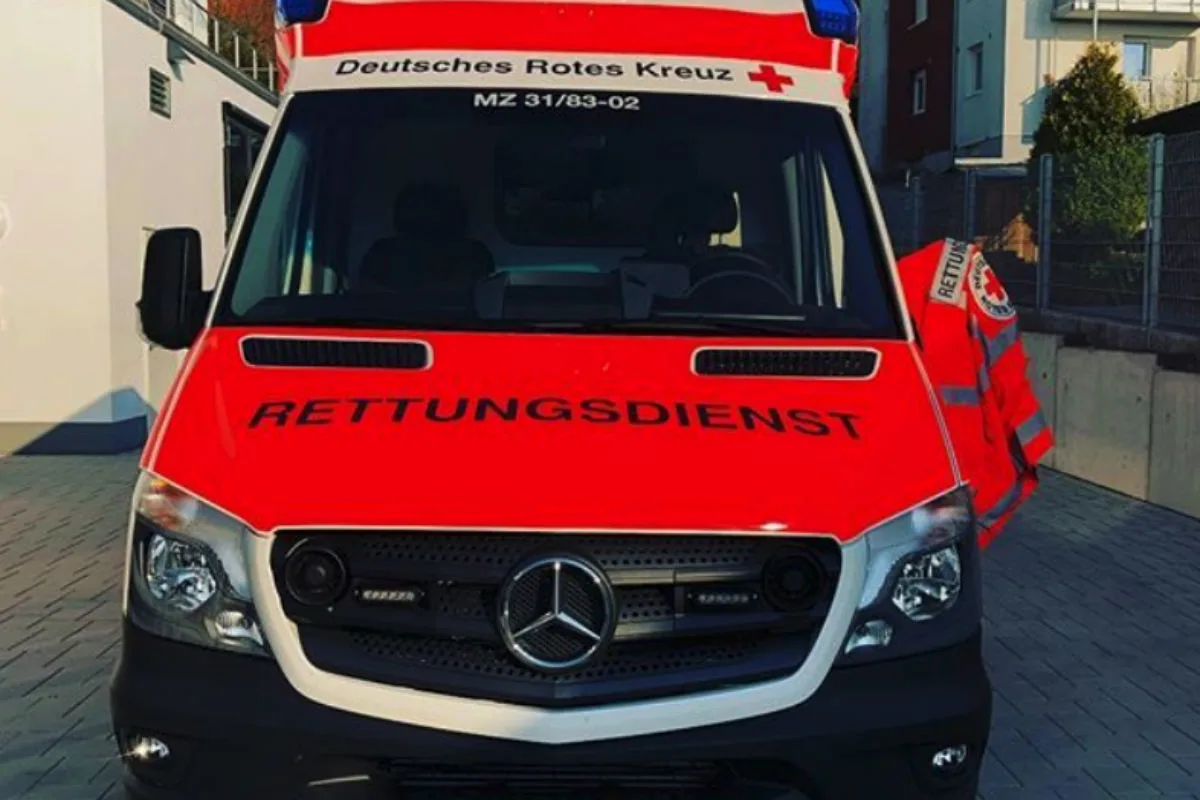 Düsseldorf - Busfahrer verliert Bewusstsein und fährt in Autos!
