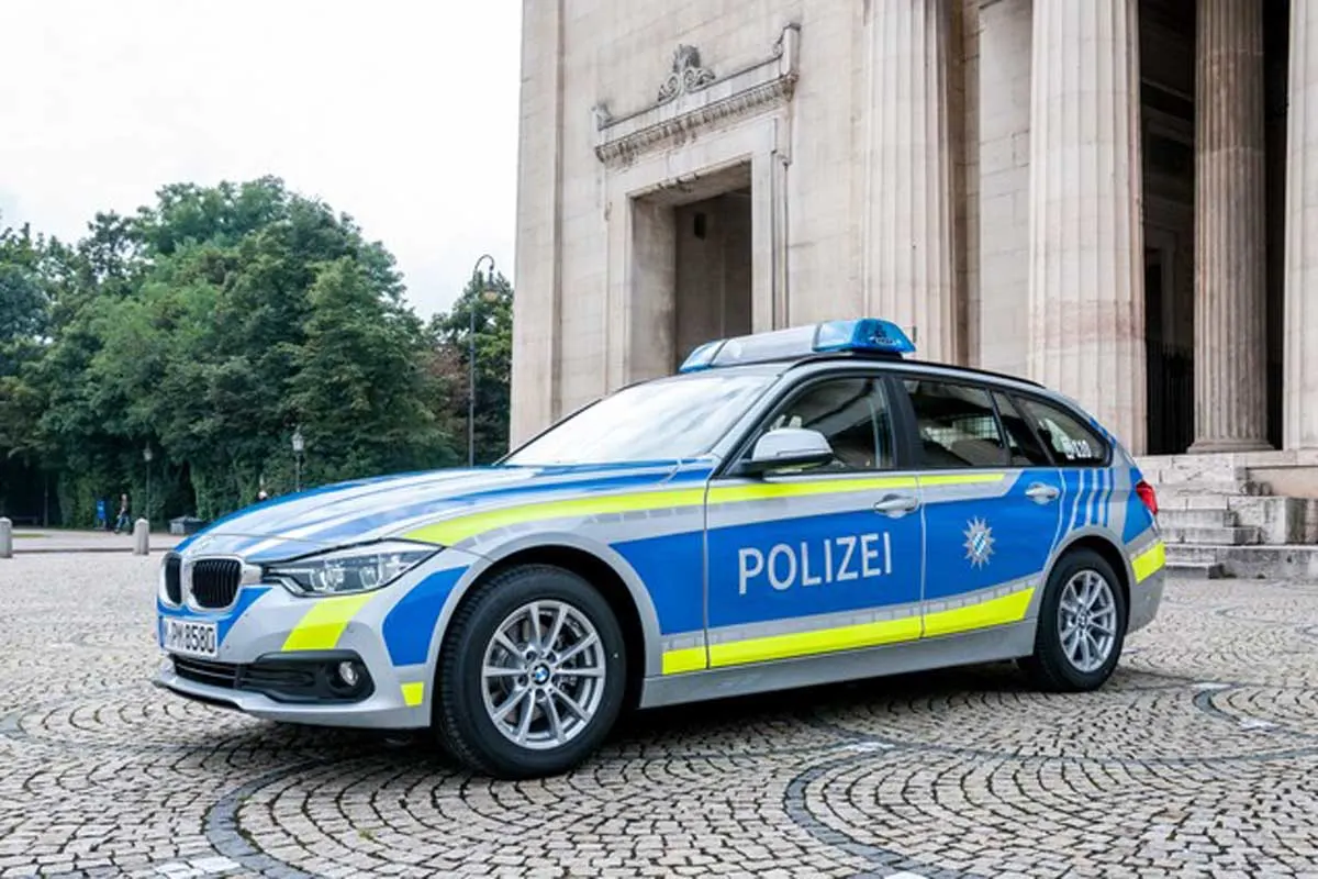 Klausen - Gegenstände von Brücke auf Fahrbahn geworfen!