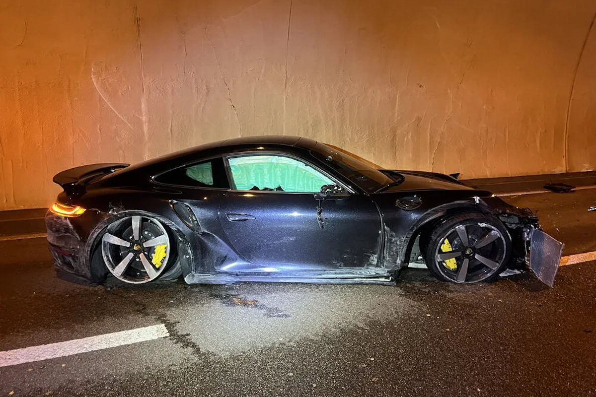 A1 Baden AG – Porsche prallt bei Unfall gegen Tunnelwand