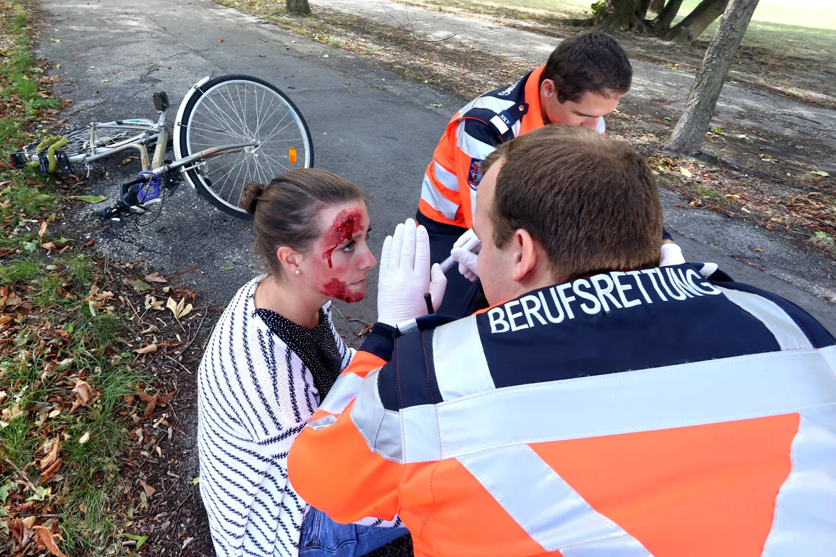 Wien - 17-jährige Fahrradfahrerin von PKW erfasst und verletzt