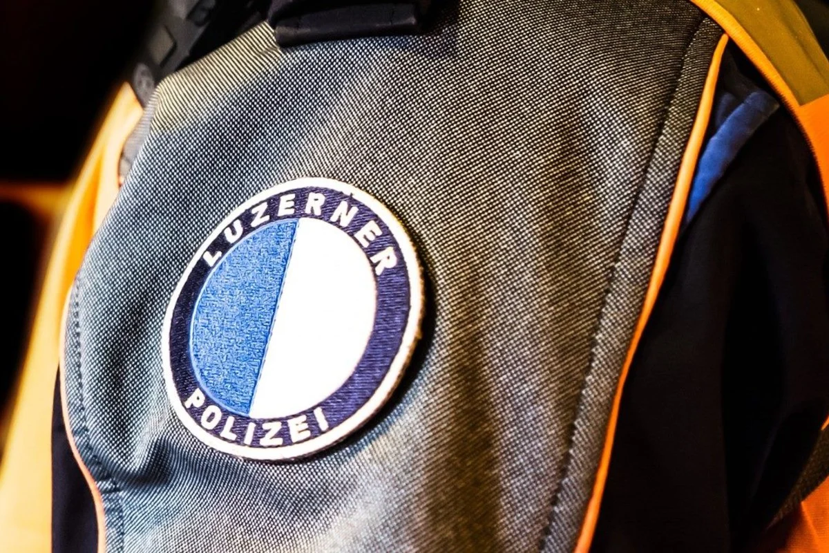 Nahaufnahme eines runden Patches mit der Aufschrift 'Luzerner Polizei' auf einer Uniform. Die Farben sind blau und weiß.