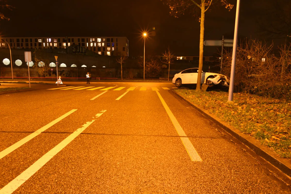 Basel BS - Fahrer fährt in Steinsockel