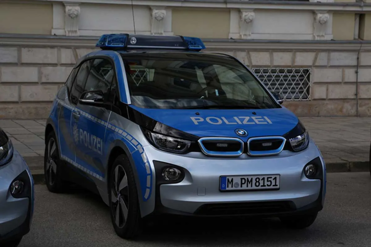Dortmund - Feuerzeug vor Gesicht von 18-jähriger Frau gezündet