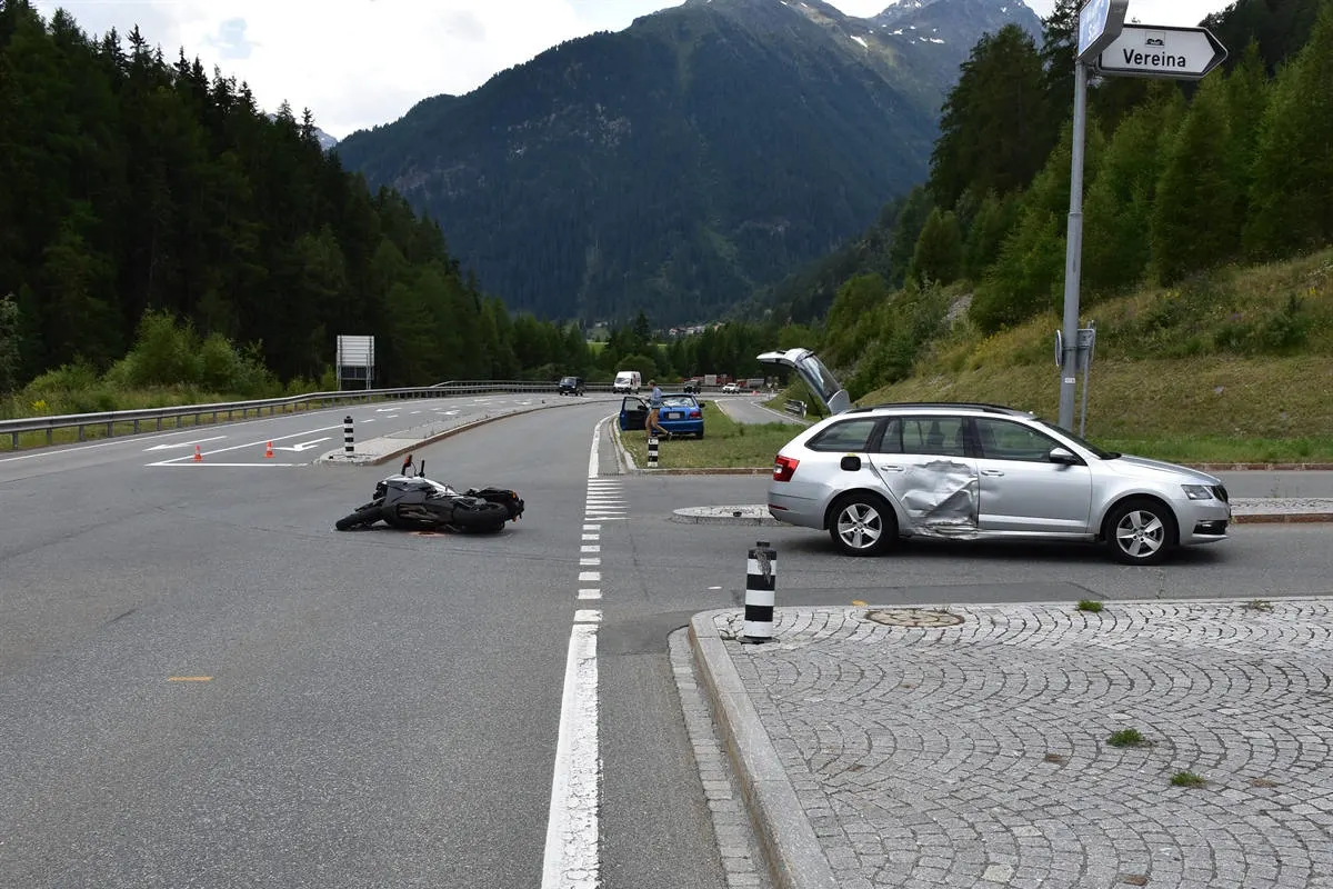 Susch GR - Kollision zwischen Auto und Motorrad
