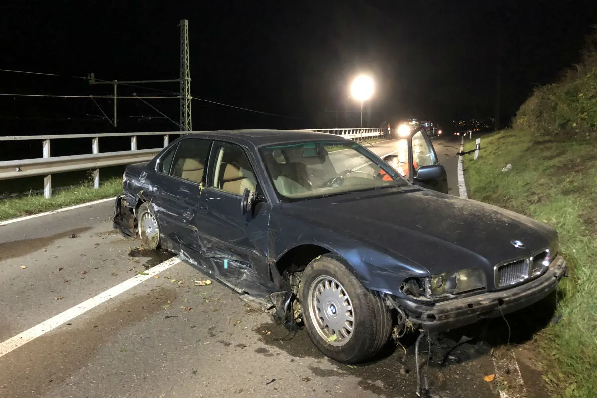Beringen/Neunkirch SH - Zeugenaufruf zu Fahrzeugentwendung und anschliessendem Alleinunfall