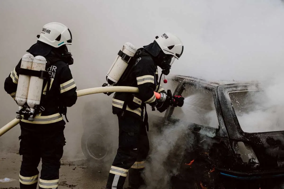 Weißenbach am Attersee - Auto brannte nach Unfall vollständig aus