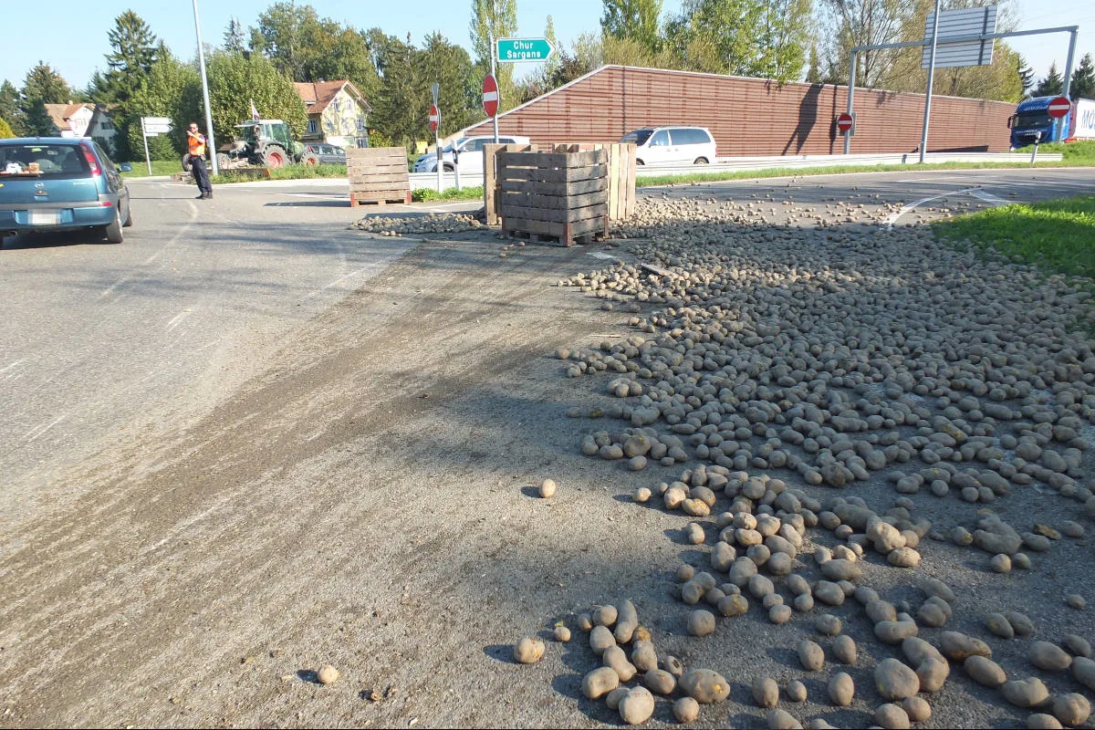 Widnau SG - Anhänger kippt um - Kartoffeln auf Fahrbahn ausgeleert