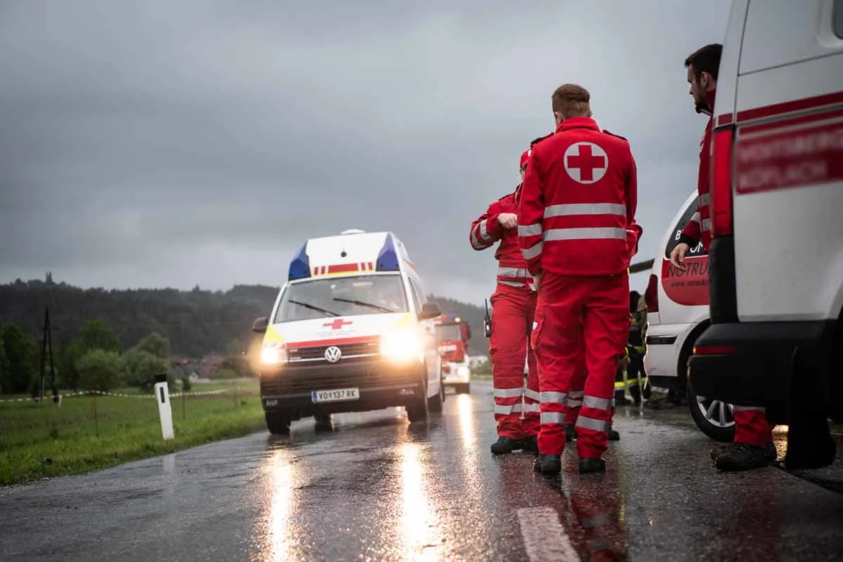 Kleblach - 22-jähriger Alkolenker geriet auf Gegenfahrbahn und kracht in mehrere PKWs