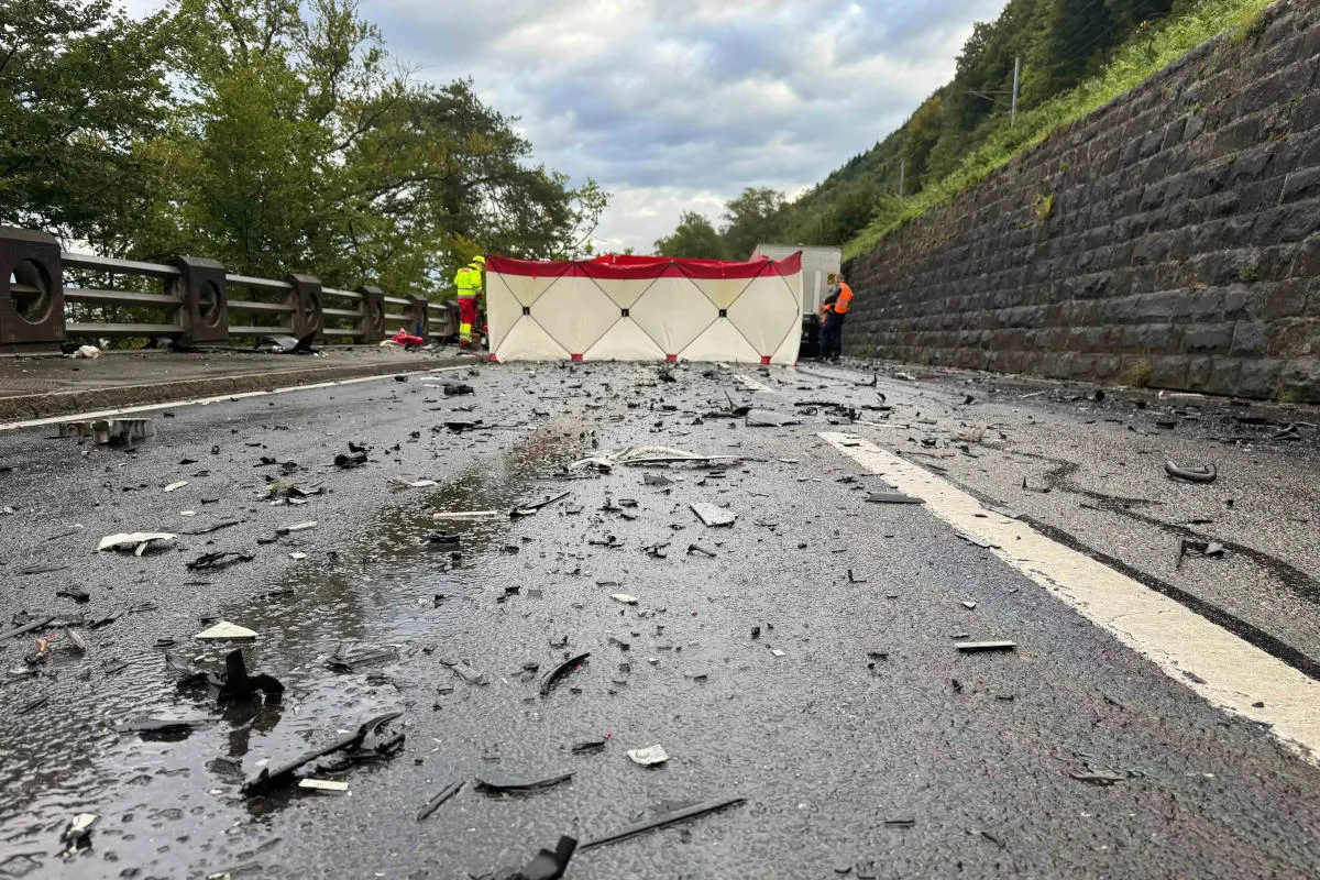 Zug - Autofahrer stirbt bei schwerem Verkehrsunfall 