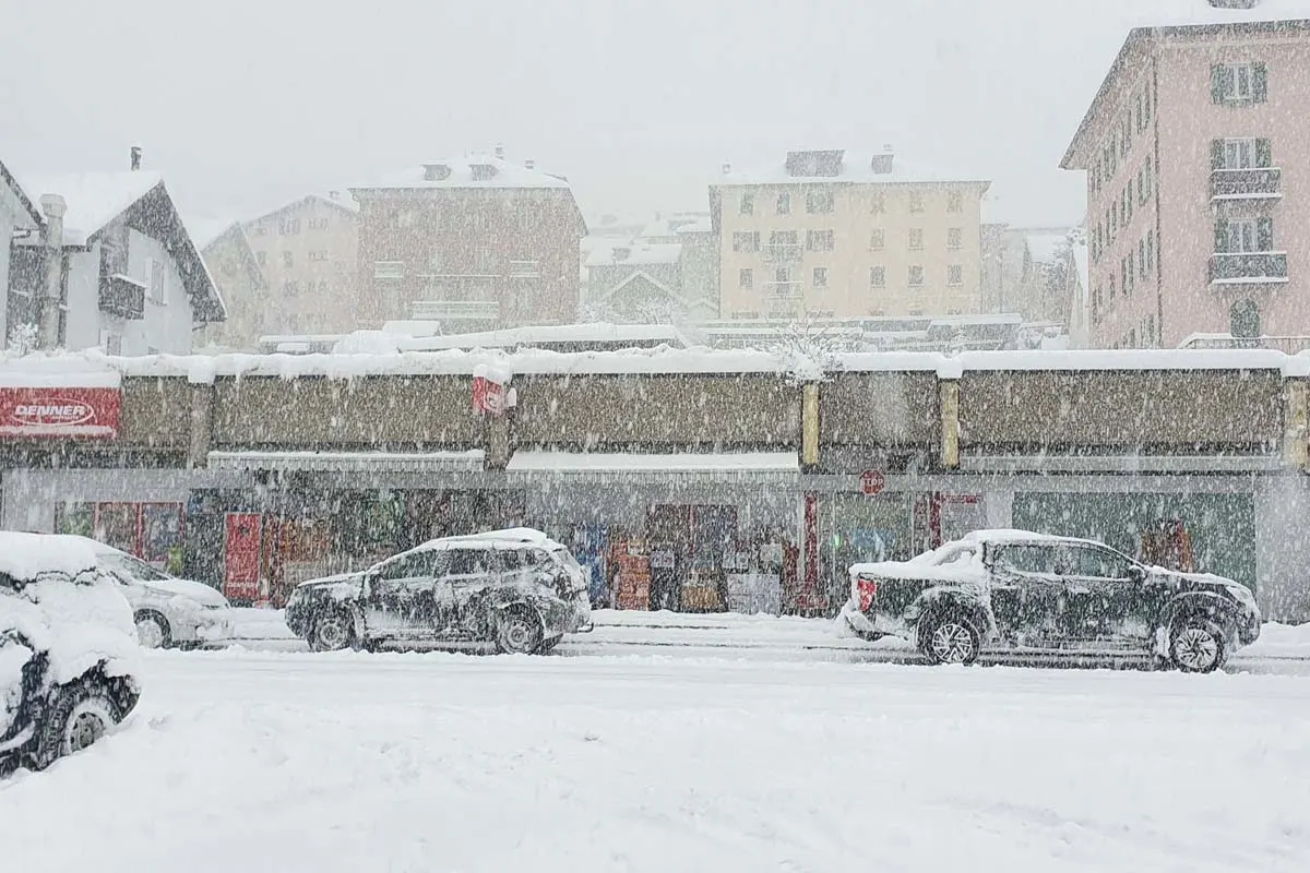 Warnung - Starker Schneefall mit Verkehrsbehinderungen am Montagmorgen