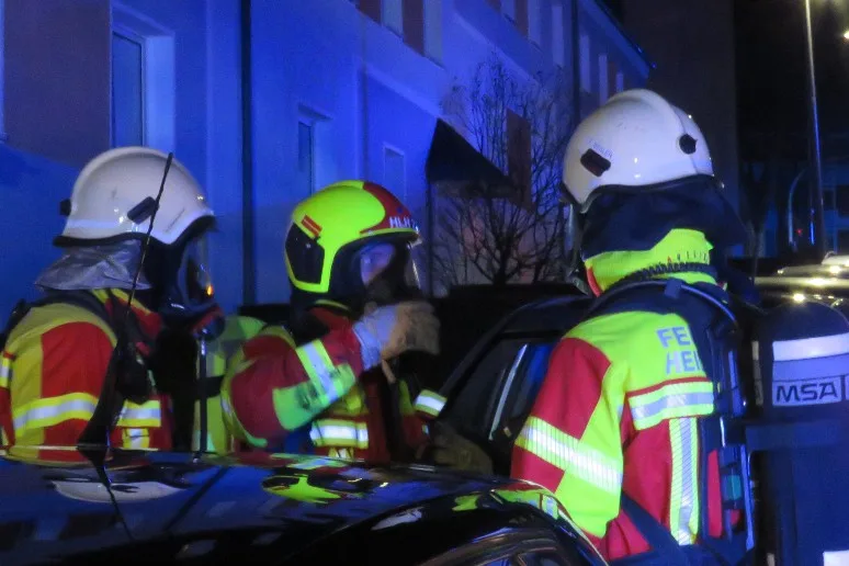 Berlin - Mehrere brennende Fahrzeuge