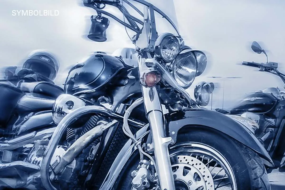Innerkrems - Motorradlenkerin über Böschung geschleudert