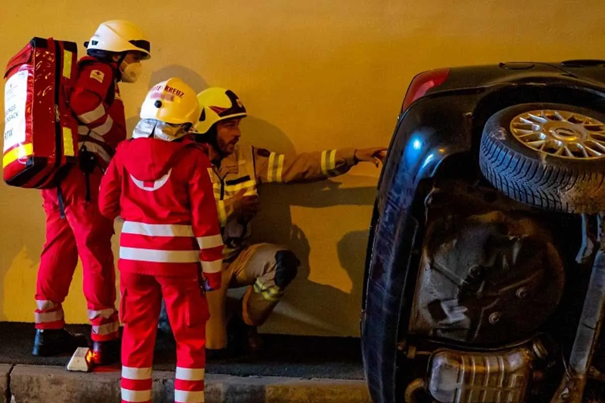 Bad Mühllacken - PKW nach Unfall mit LKW in Bushaltebucht geschleudert