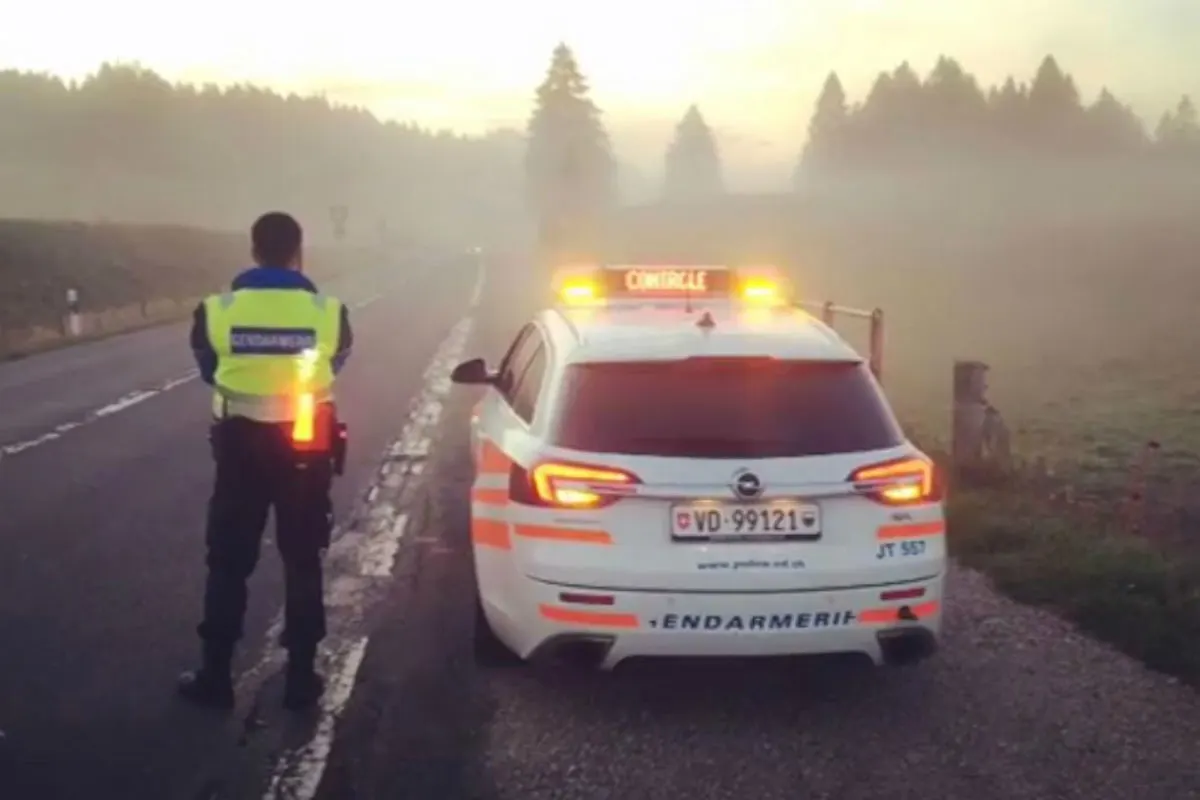 A1 bei Bursins VD – In gestohlenen Luxusautos mit 200 km/h vor der Polizei geflüchtet