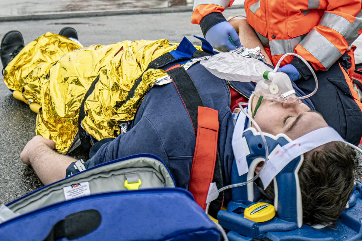 Innsbruck - Frontalcrash zwischen PKW und Motorrad - Junger Mann schwer verletzt