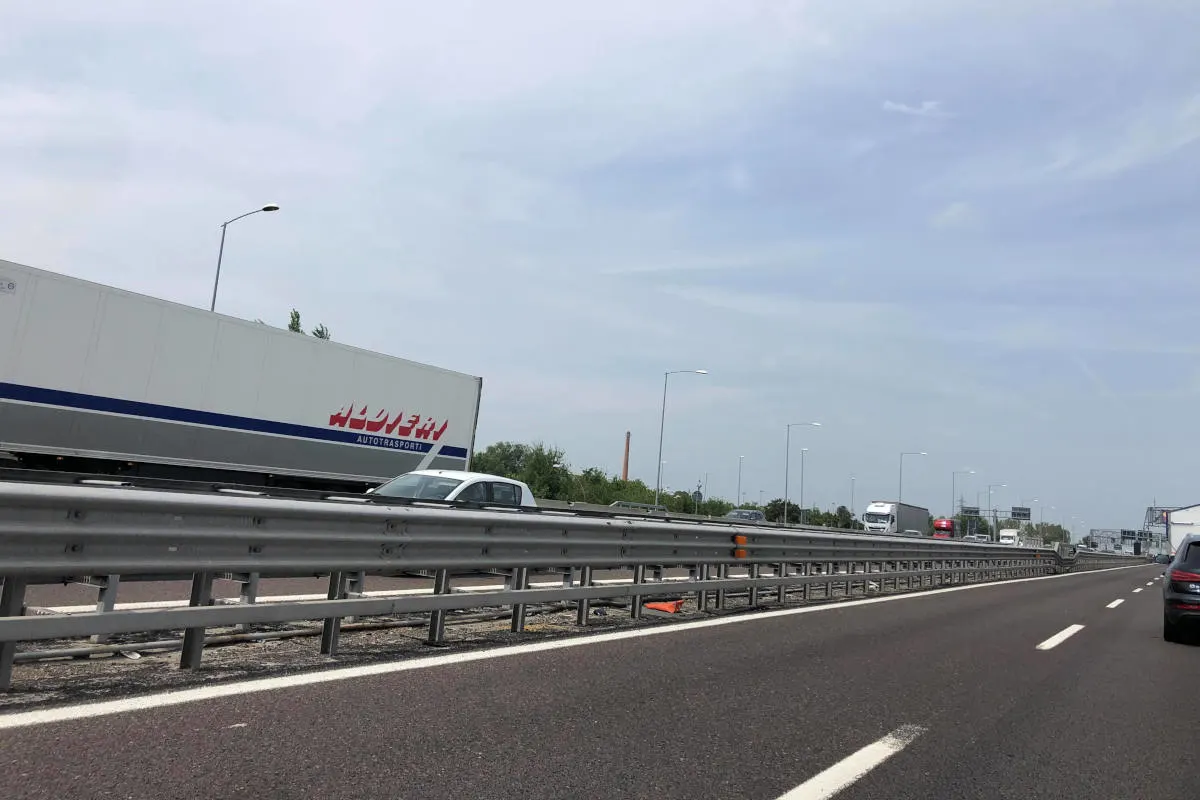 A10 Tauernautobahn - Fußgänger auf der Autobahn