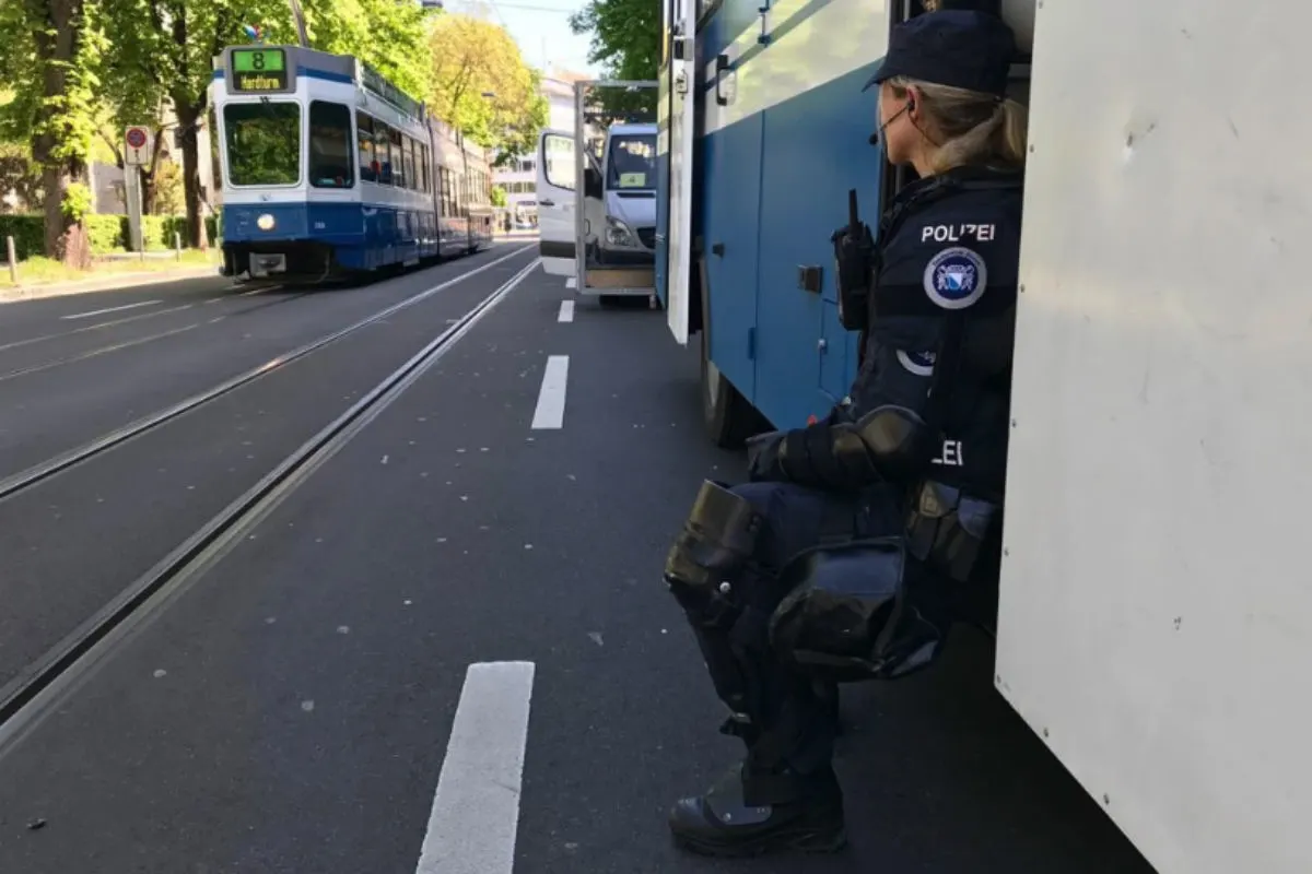Stadt Zürich - Stadtpolizei räumt erneut Strassenblockaden im Kreis 1 - Zwei Personen klebten sich aneinander und mussten gerettet werden