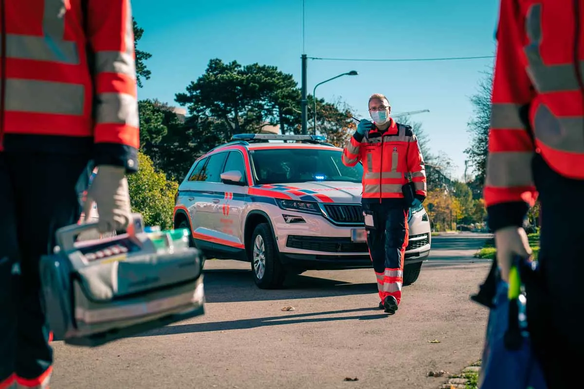 Reuthe - Motorrad kracht in PKW - Zwei Personen verletzt