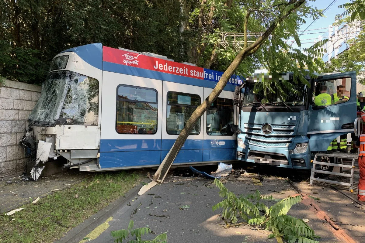 Zürich ZH - Spektakulärer Verkehrsunfall im Kreis 3 mit mehreren Verletzten 