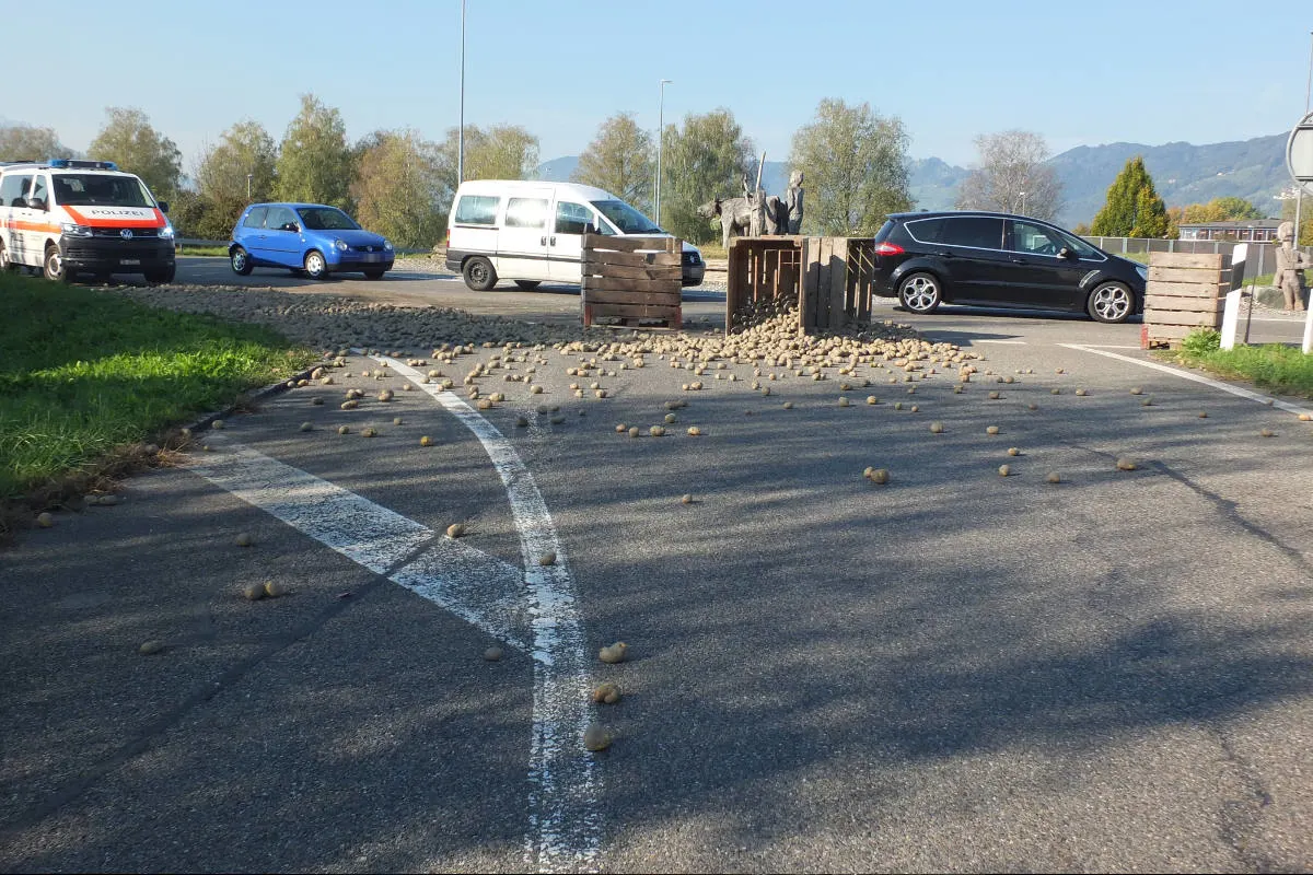 Widnau SG - Anhänger kippt um - Kartoffeln auf Fahrbahn ausgeleert