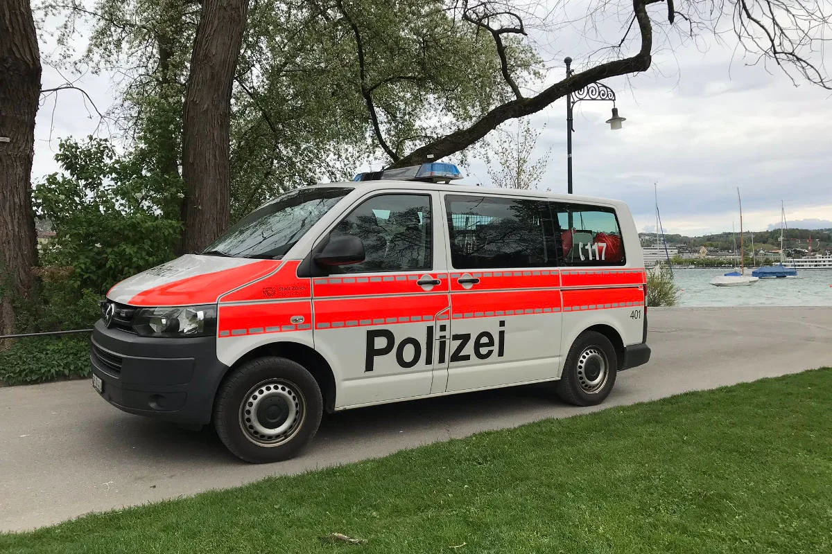 Stadt Zürich - Junge Fussgängerin bei Verkehrsunfall schwer verletzt