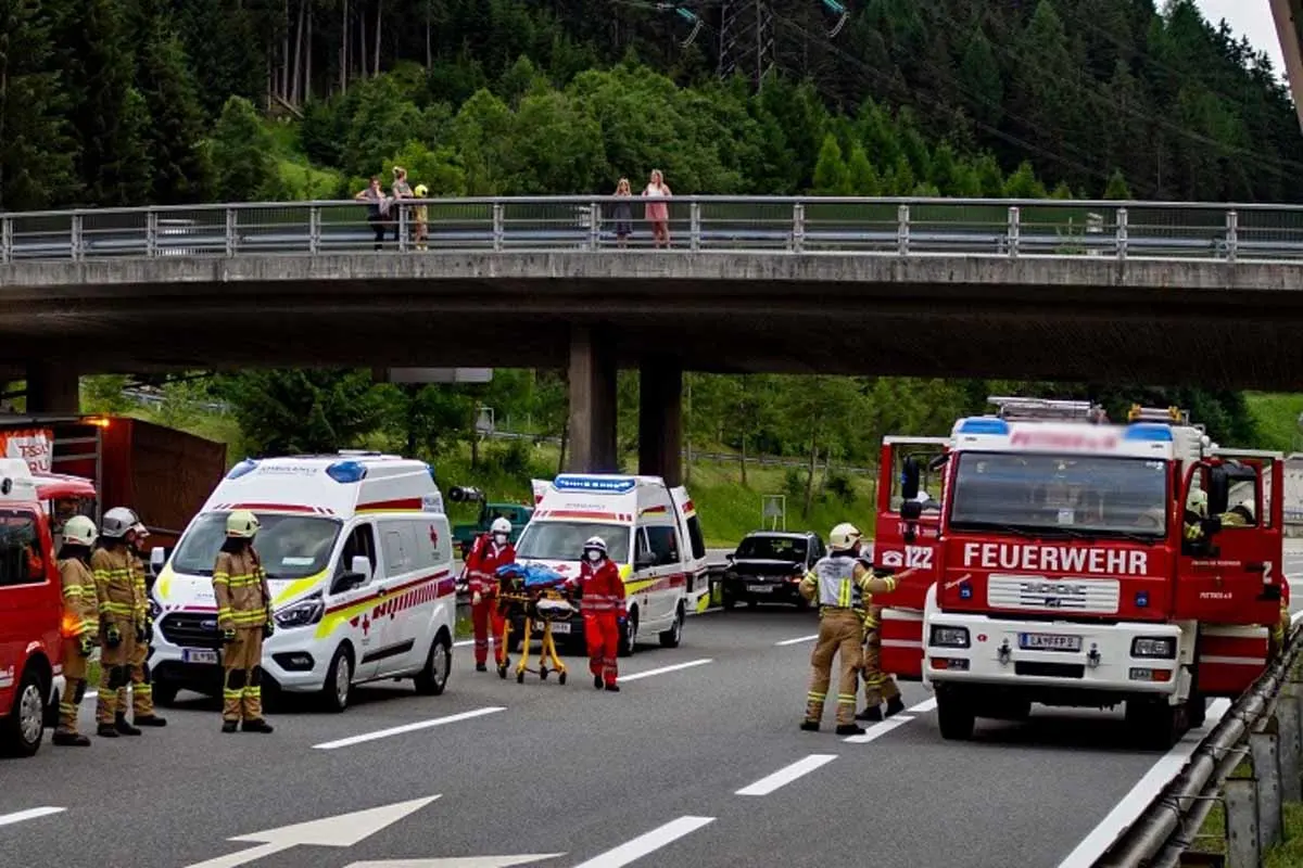 Mondsee - Fünf Verletzte nach Unfall auf A1
