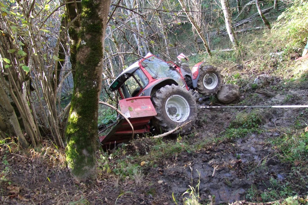 Mit Traktor in Andiast schwer verunfallt
