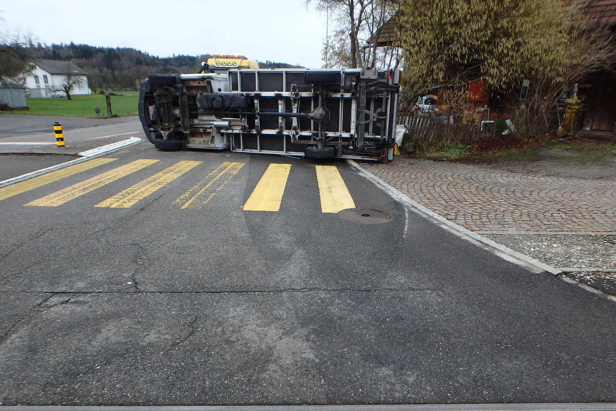 Zug kollidiert in Hirschthal mit Lieferwagen