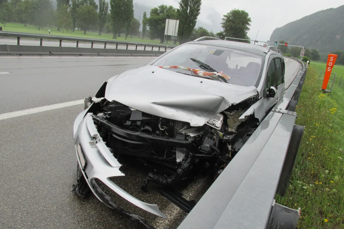Totalschaden auf der A3 in Mollis GL