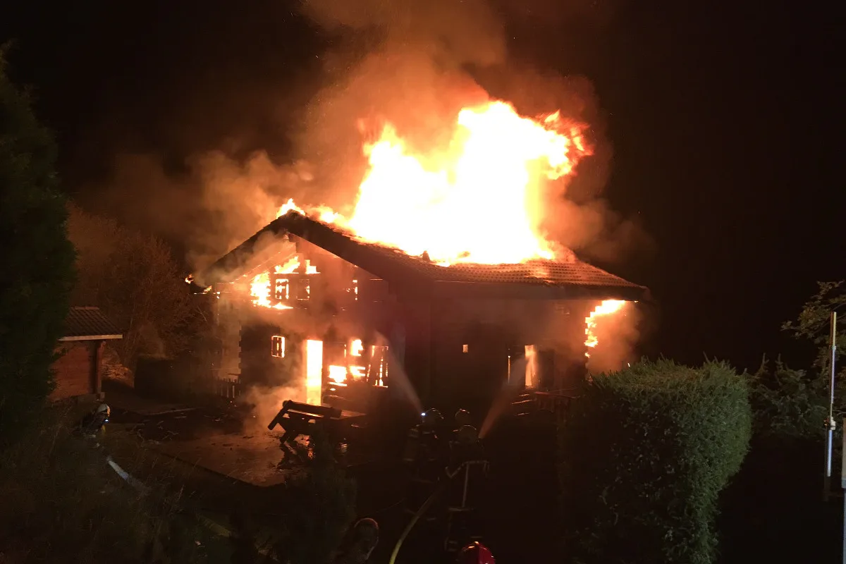Haute-Nendaz VS - Flammen zerstören Chalet vollständig