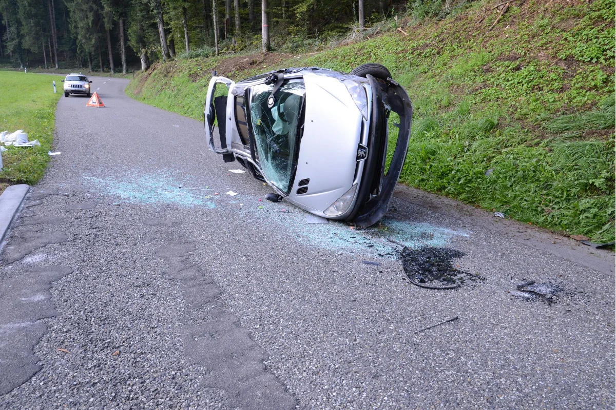 Auto umgekippt! Seitlicher Frontalcrash in Gelterkinden