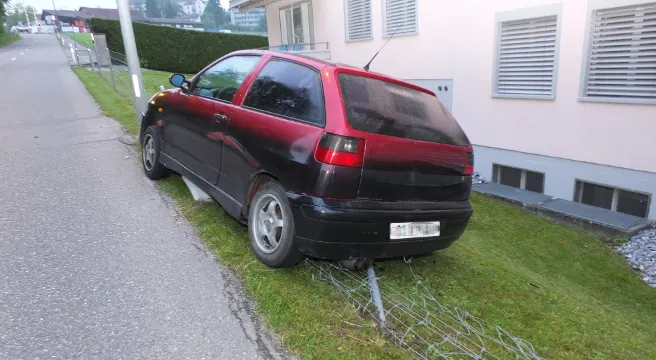 Bazenheid: Suff-Fahrt endet in Gartenzaun