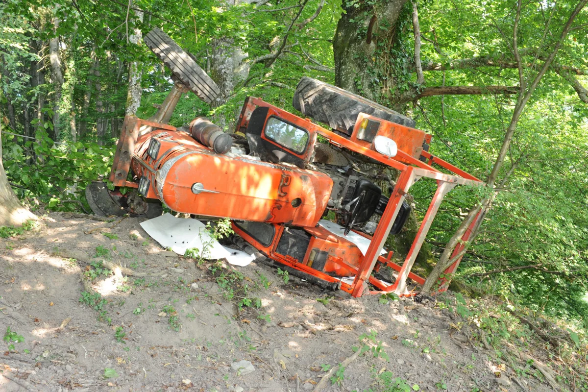 Traktor in Hausen am Albis überschlagen - Lenker gestorben