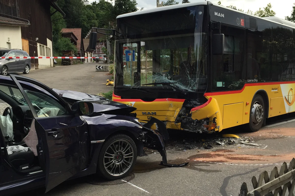 VU mit Postauto in Flaach fordert Schwerverletzten