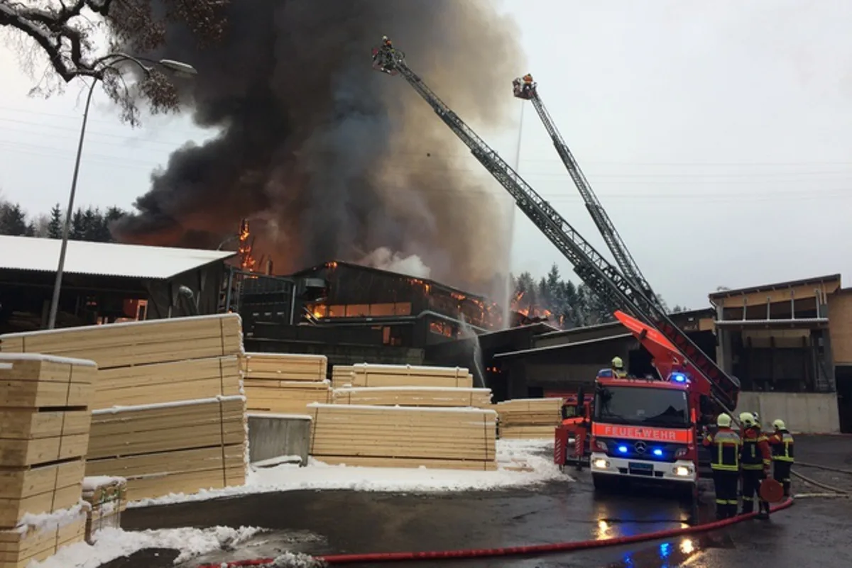 Haltikon SZ - Löscharbeiten in Holzbaubetrieb dauern an 