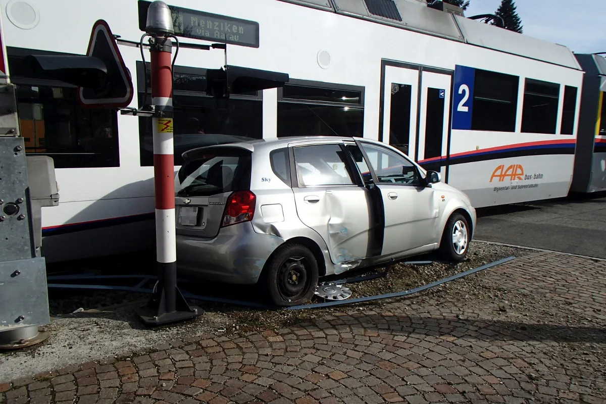 Hirschthal AG - Chevrolet rasselt mit Zug zusammen