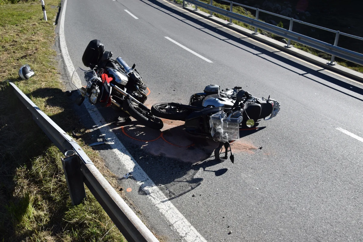 Davos GR: Motorräder kollidieren frontal - drei Verletzte