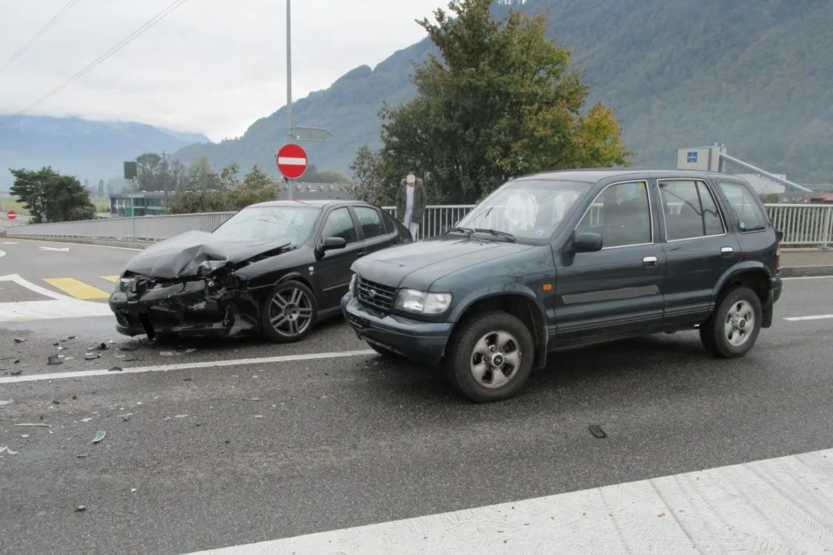 Bilten GL: Kollision zwischen zwei Personenwagen