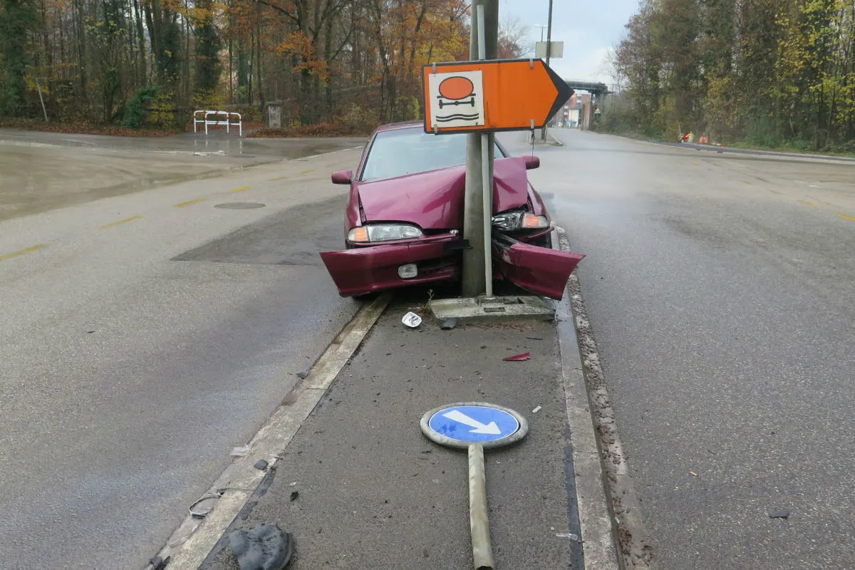Muttenz BL - Lernfahrer prallt in Kandelaber