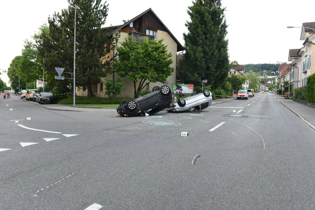 Hinwil ZH - Verkehrsunfall am Bahnhof - Zeugenaufruf
