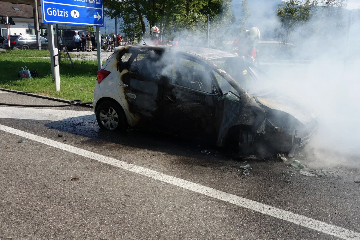 Autobrand nach Kollision auf der A13 bei Kriessern