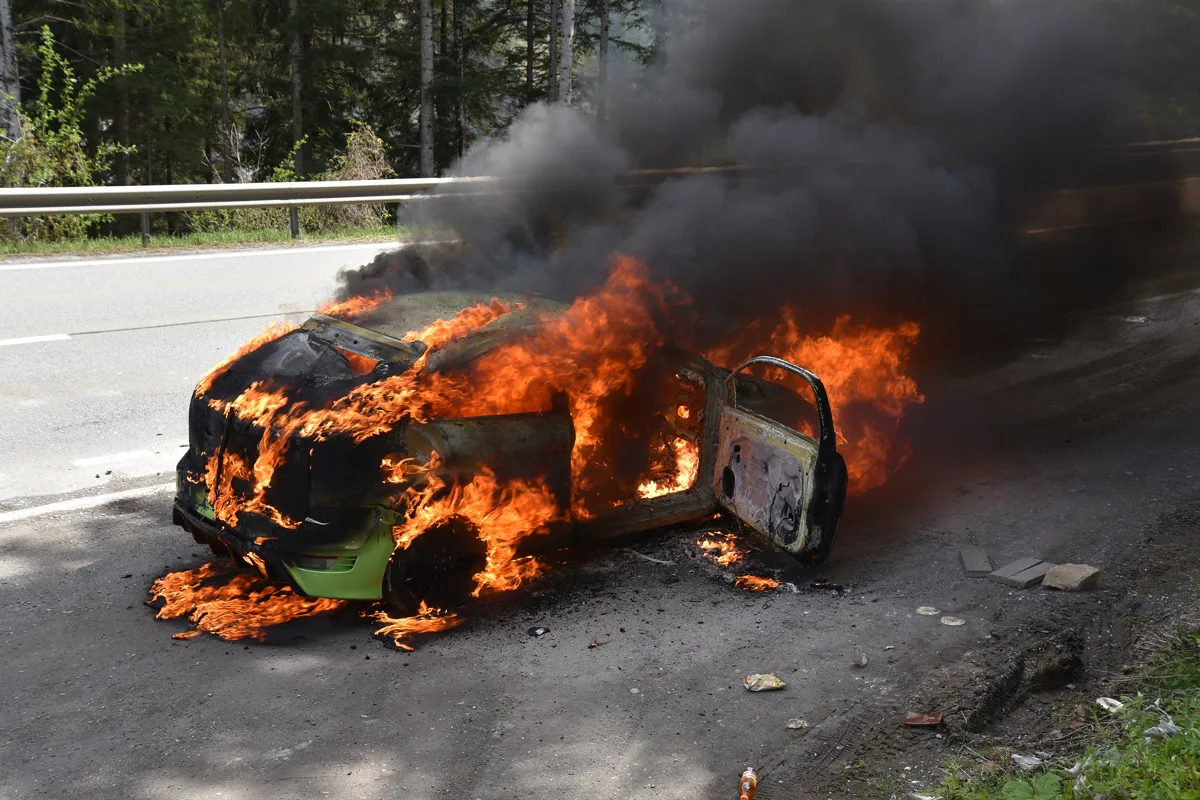 Auto in Sils im Domleschg total ausgebrannt