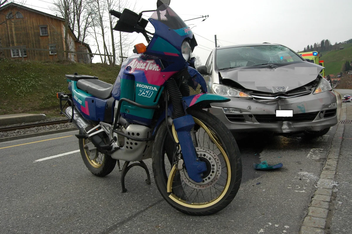 Töfffahrer verletzt sich bei Kollision in Gais